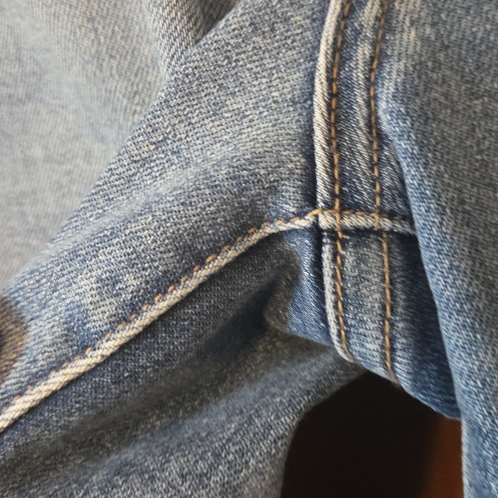 Avara High-Rise Wide Leg Jeans in Light Blue - Picture 4 of 6